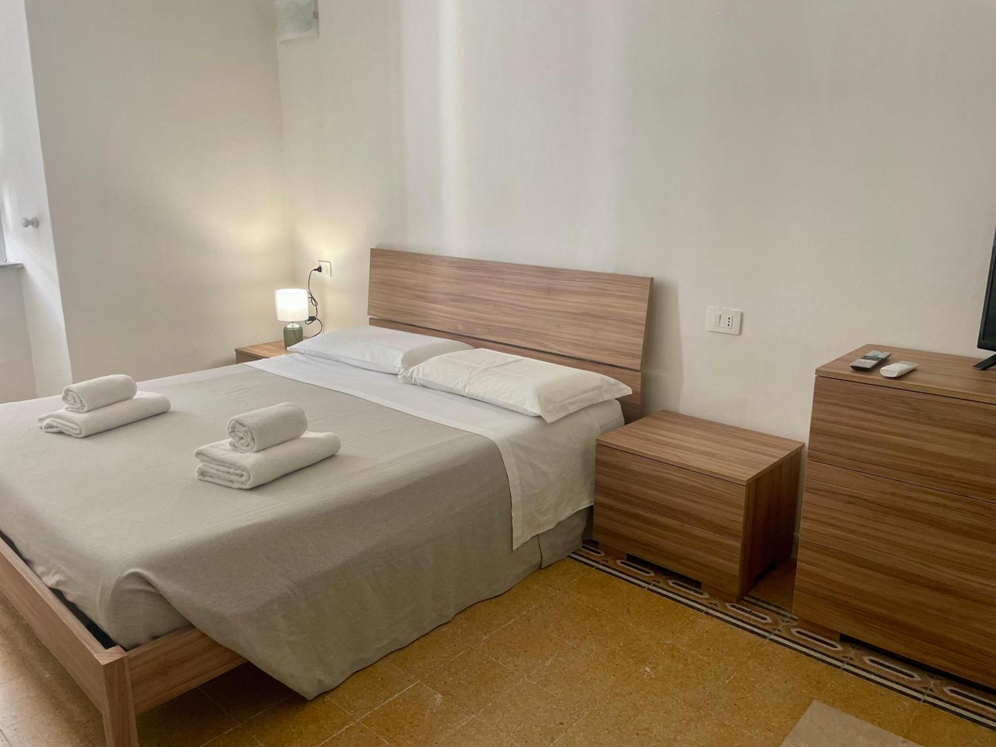 Guest house Onlyrooms V - & Train Station